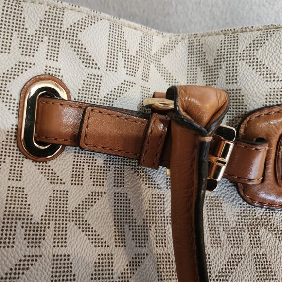 Michael Kors Hamilton Signature Vanilla Crossbody Tote Bag - Picture 3 of 16
